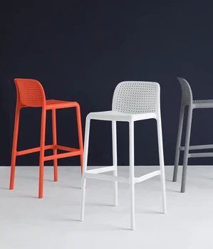 Барные стулья и высокие скамейки можно устанавливать дома на открытом воздухе. Высокие стулья на стойке регистрации и пластиковые барные скамейки.