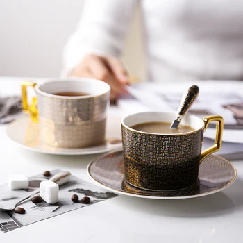 Классическая решетчатая пара кофейных чашек, английский керамический послеобеденный чай, красная чайная чашка, европейская элегантная чашка из костяного фарфора и блюдце с ложкой
