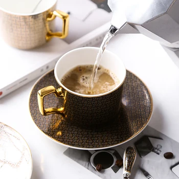 Классическая решетчатая пара кофейных чашек, английский керамический послеобеденный чай, красная чайная чашка, европейская элегантная чашка из костяного фарфора и блюдце с ложкой Изображение 2